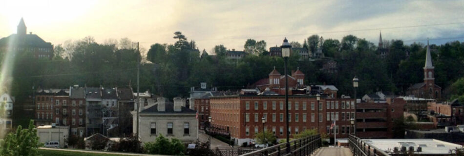 Exterior view of Stoney Creek hotel entrance in Illinois, Galena lodging