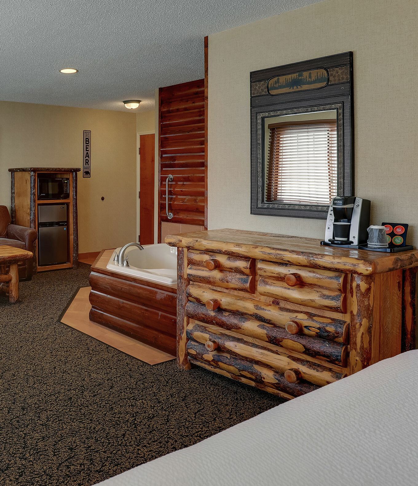 Suite with sitting area and king bed, Stoney Creek Galena IL