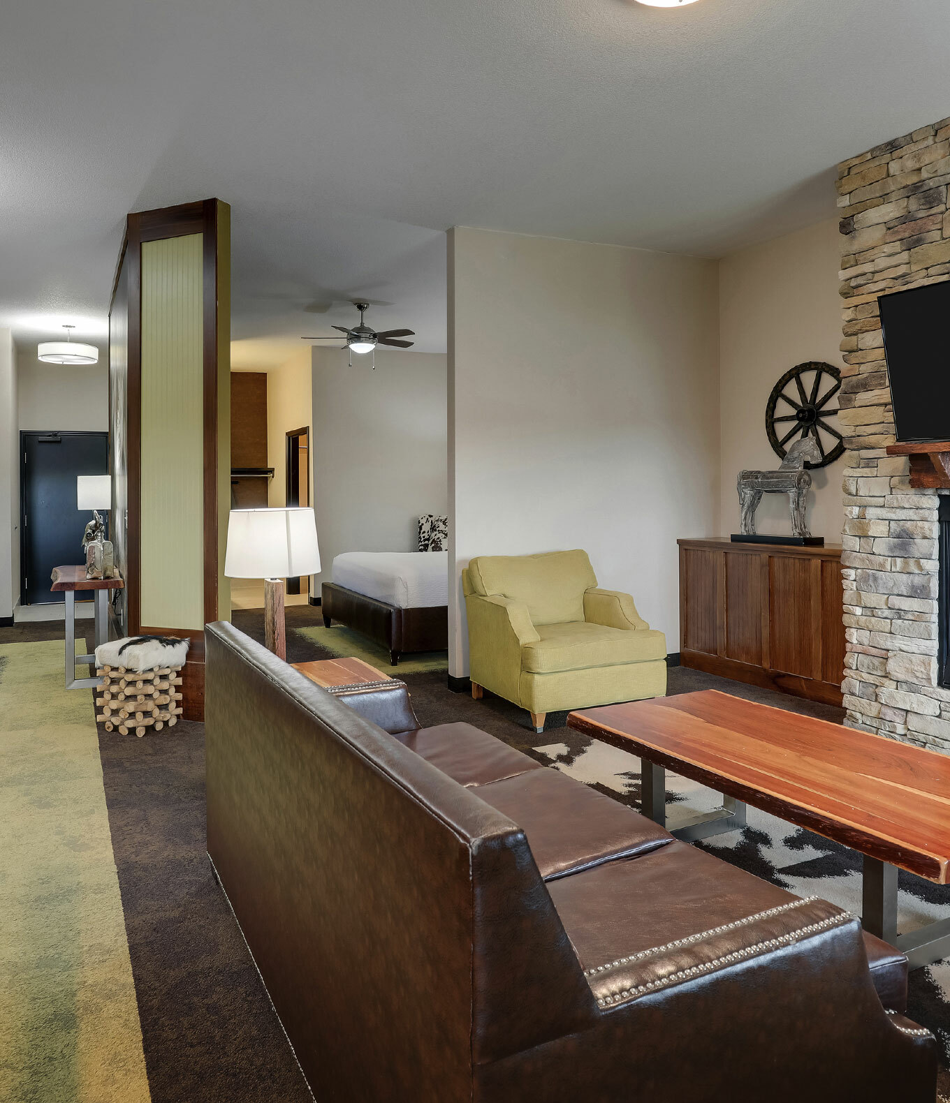 Lobby corner with bookshelves and chairs, Kansas City area hotels independence mo