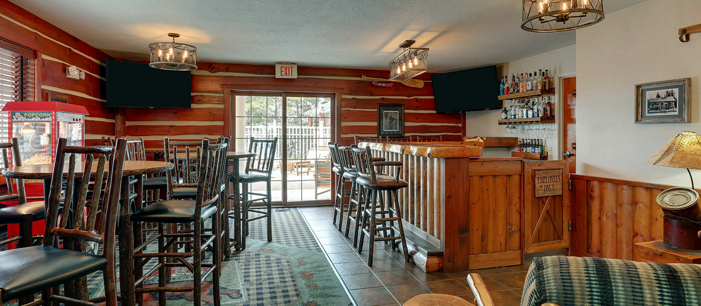 Rustic bar and lounge area, Stoney Creek Quincy hotel